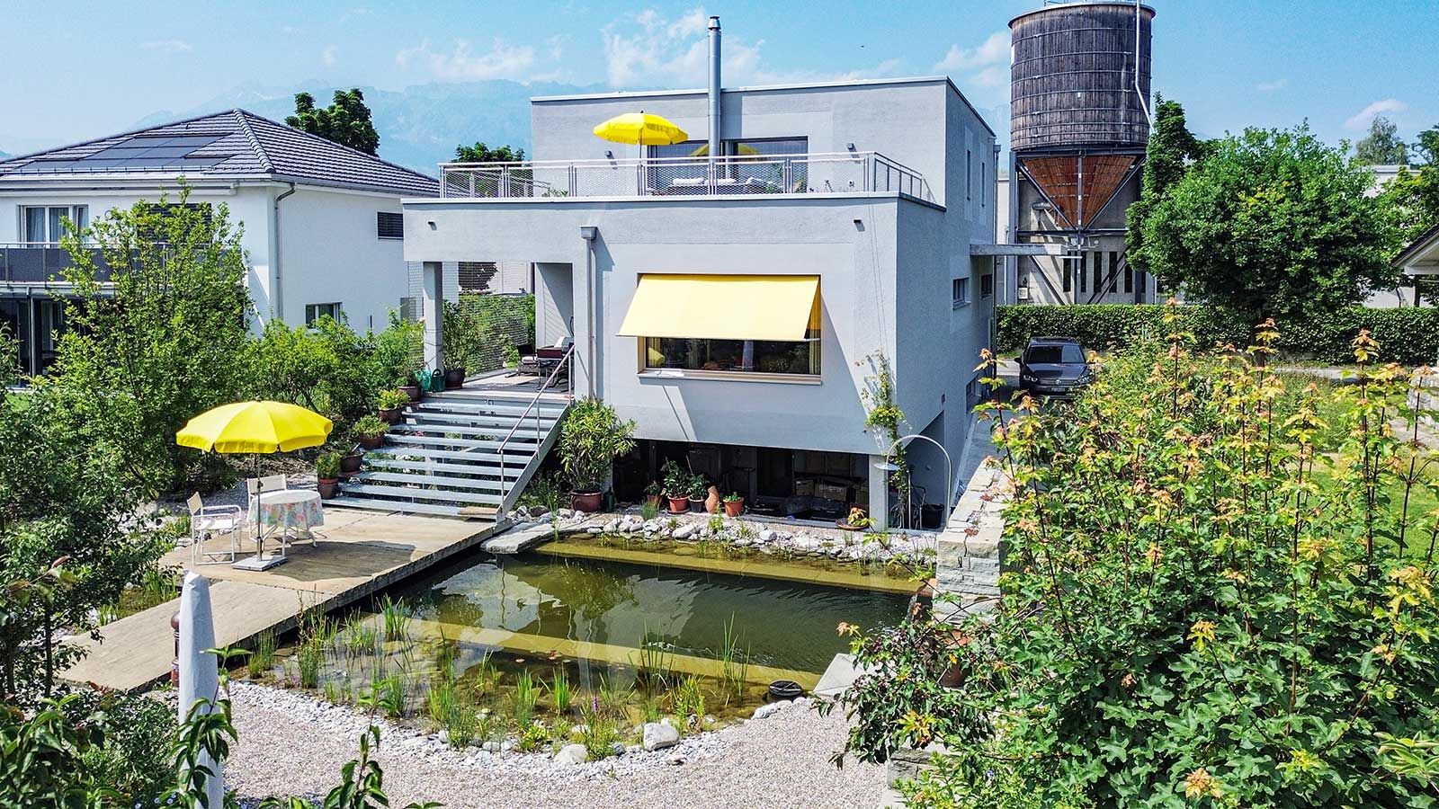 Architektur und Gartenlandschaft sind bei diesem Haus eng verzahnt; zugleich überzeugt das Baukonzept mit hoher Flexibilität.