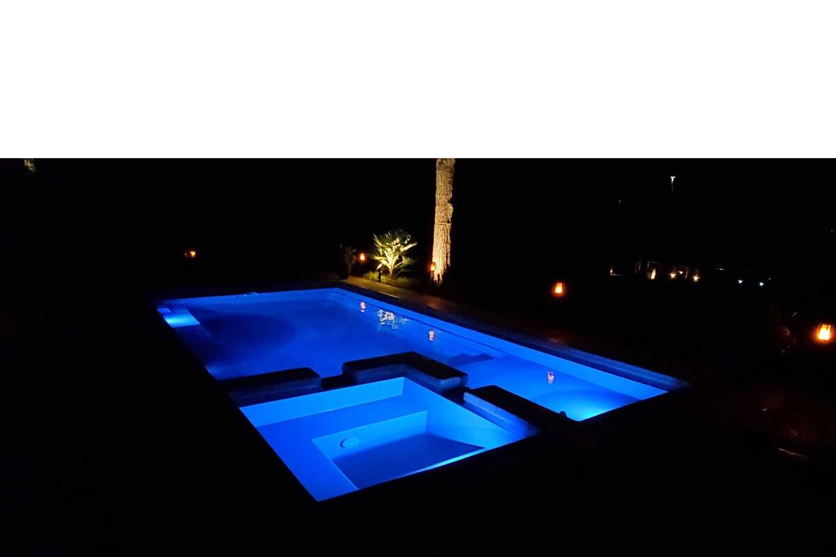 Auch nachts ein Highlight: Der Pool «limitless» von Leisure Pools bietet sowohl Sitzbänke als auch einen Bereich zum Schwimmen. Nima GmbH.