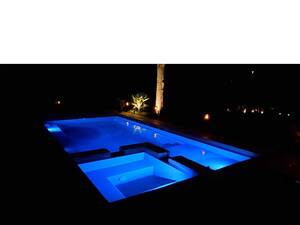 Auch nachts ein Highlight: Der Pool «limitless» von Leisure Pools bietet sowohl Sitzbänke als auch einen Bereich zum Schwimmen. Nima GmbH.