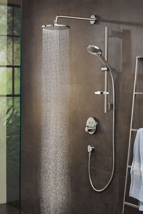 Sanftes Duschvergnügen: «Power Rain» nennt Hansgrohe die im eigenen Labor  entwickelte Strahlart, die die Haut sanft streichelt und dabei bis zu 20 Pozent Wasser spart. Ultrafeine Tröpfchen benetzen den Körper grossflächig, der zarte Duschstrahl verspricht Entspannung und spritzt weniger. Das ist besonders bei einer offenen Badgestaltung und bei Walk-In-Duschen von Vorteil: Die Reinigung ist schneller erledigt. Hansgrohe.