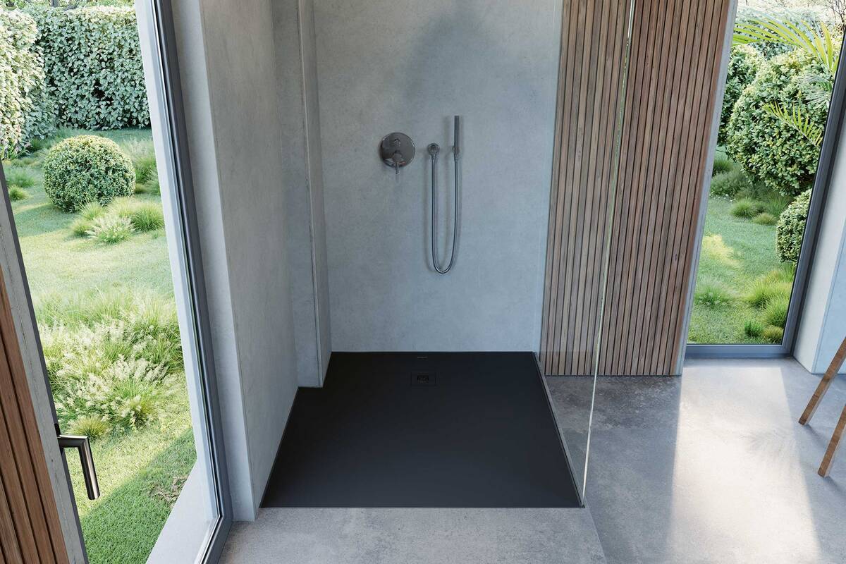 Mit «Sustano» bietet Duravit eine recyclingfähige Duschwanne aus dem Werkstoff «DuraSolid Nature». Das Material begeistert zusätzlich mit seiner rutschfesten Oberfläche. Duravit AG.