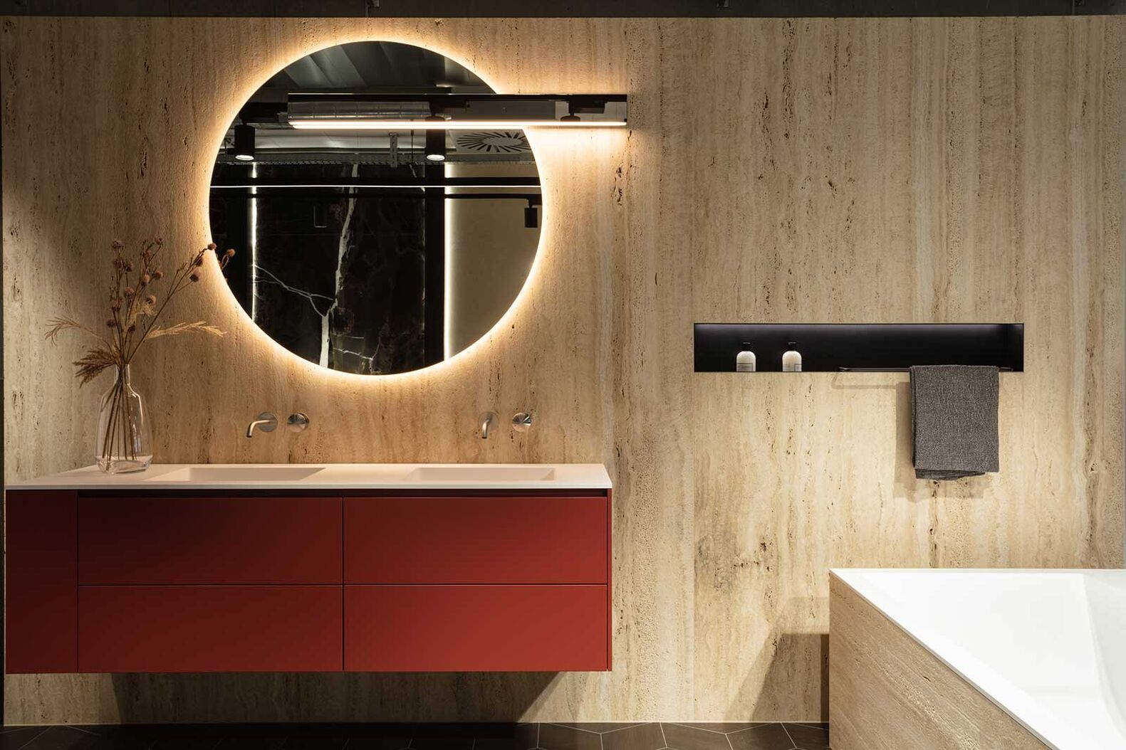 Bäder im Thurgau entdecken: Im thurgauischen Matzingen befindet sich der Showroom der Hans Eisenring AG. Auf über 2000 Quadratmetern Fläche werden Suchende fündig. Gezeigt werden komplette Lösungen – von stilvollen Badmöbeln über Waschtische bis hin zu Spiegelschränken und Accessoires. Zeitgemässe Materialien kombiniert mit viel Liebe zum Detail machen den Badbereich zu einem Ort voller Ideen und zur persönlichen Wohlfühloase. Hans Eisenring AG, www.eisenring-kuechenbau.ch