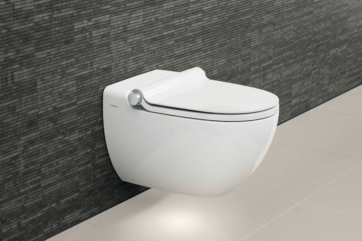 Dezent und in zeitlosem Design präsentiert sich das Dusch-WC «P2». Die Hightech-Elemente, wie zum Beispiel die Hygieneprogramme zur Reinigung und zur automatisierten Entkalkung sind dabei unsichtbar in die spülrandlose Vollkeramik integriert. LaPreva.