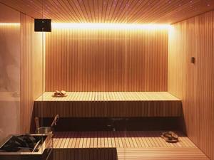 Die Bio-Sauna fügt sich durch die Teilverglasung und die gelungene LED-Beleuchtung gut in den Raum ein. In Bio-Saunen können neben dem herkömmlichen Saunagang auch Dampf- und Kräuterluftbäder genossen werden. Ging Saunabau.