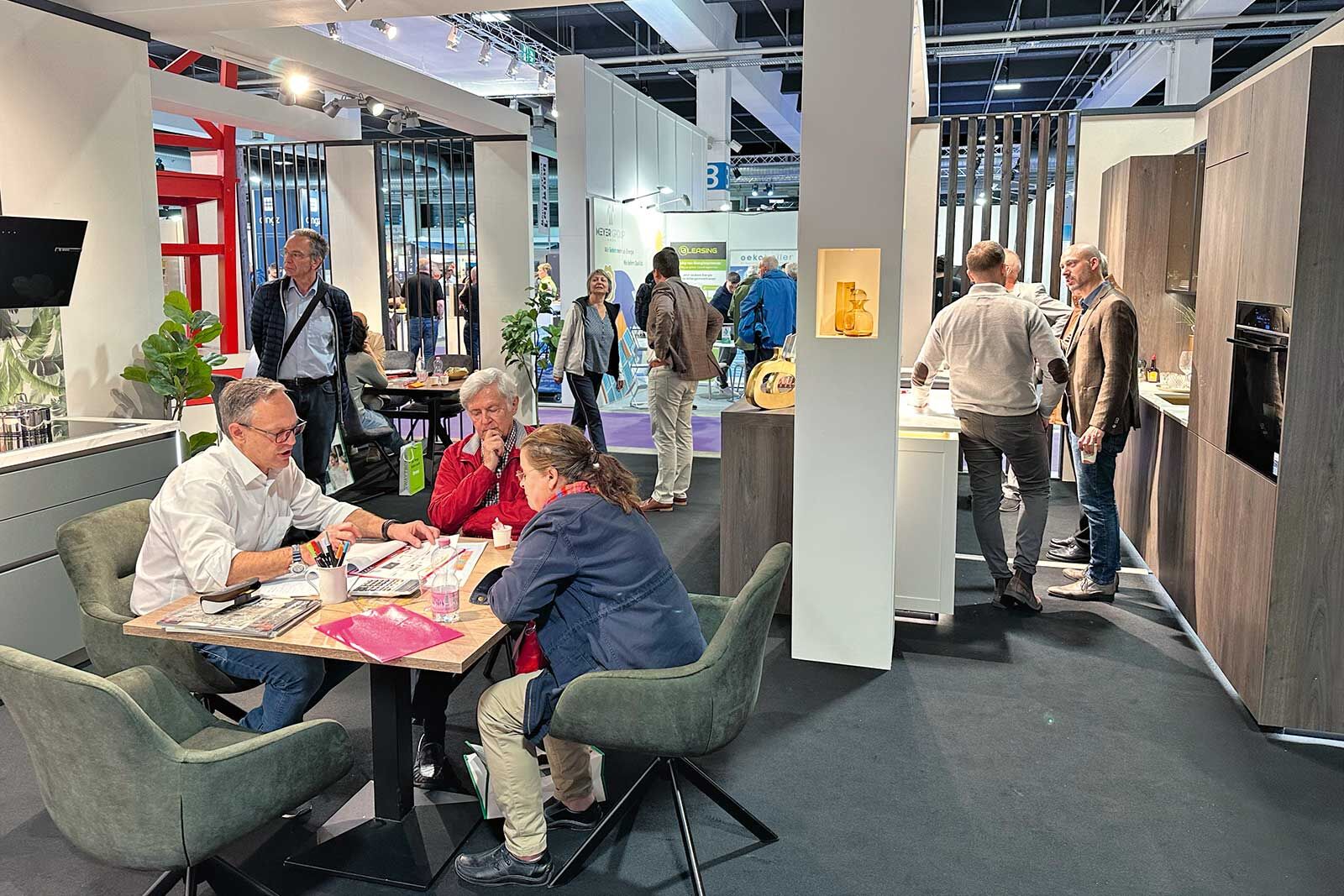 Im persönlichen Austausch: Besucherinnen und Besucher der Messe Bauen & Modernisieren holen sich direkt vor Ort fachkundige Beratung.