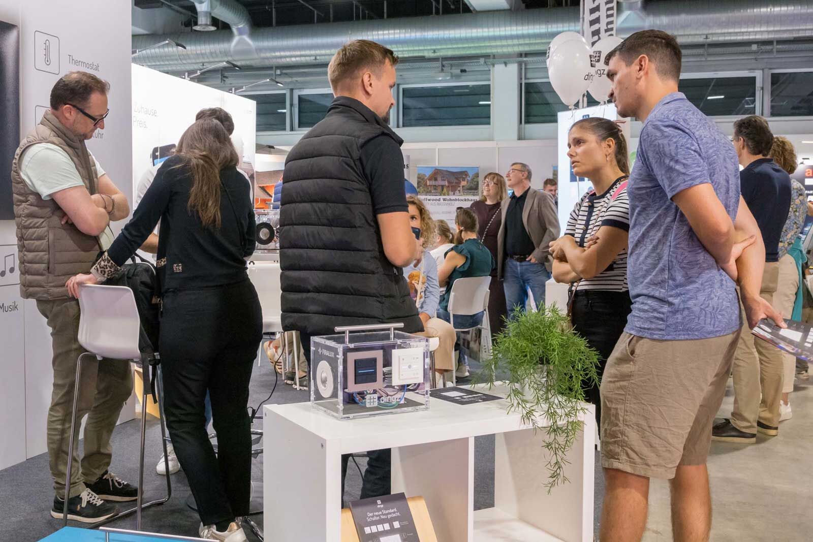 Im persönlichen Austausch: Besucherinnen und Besucher der Messe «Bauen & Modernisieren» holen sich direkt vor Ort fachkundige Beratung.