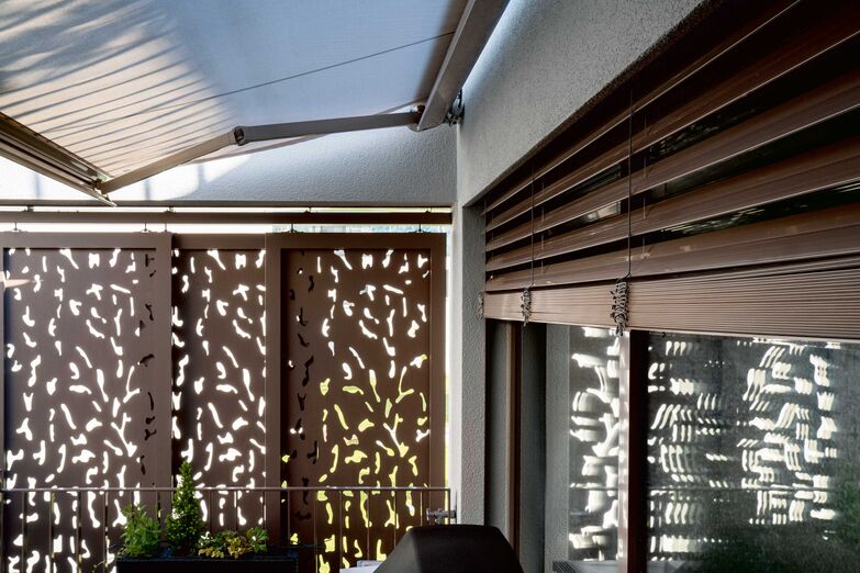 Schiebeläden sind ein praktischer Sonnen-, Sicht- und Blendschutz. Mit einer Vielzahl von Gestaltungsmöglichkeiten setzen sie auch architektonisch Akzente. Schenker Storen AG, www.schenker.ch