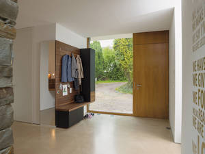 Einladend: Die Garderobe aus reinem Naturholz schafft eine angenehm warme Atmosphäre im Entrée. «Cubus», Team 7.