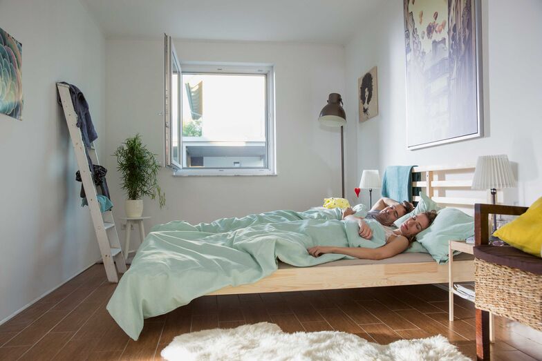 Bei offenem Fenster schlafen? Der Insektenschutz hält Mücken fern und in der Allergikerversion auch Pollen. Foto: © Neher Systeme.