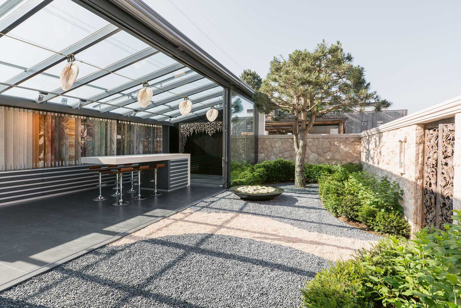 In der Stone-Lounge erfährt man Schritt für Schritt, welche Steinarten und Oberflächenbearbeitungen für das eigene Bauvorhaben geeignet sind, welche Steinarten und Oberflächenbearbeitungen dafür in Frage kommen, und welche Verlegearten überzeugen.