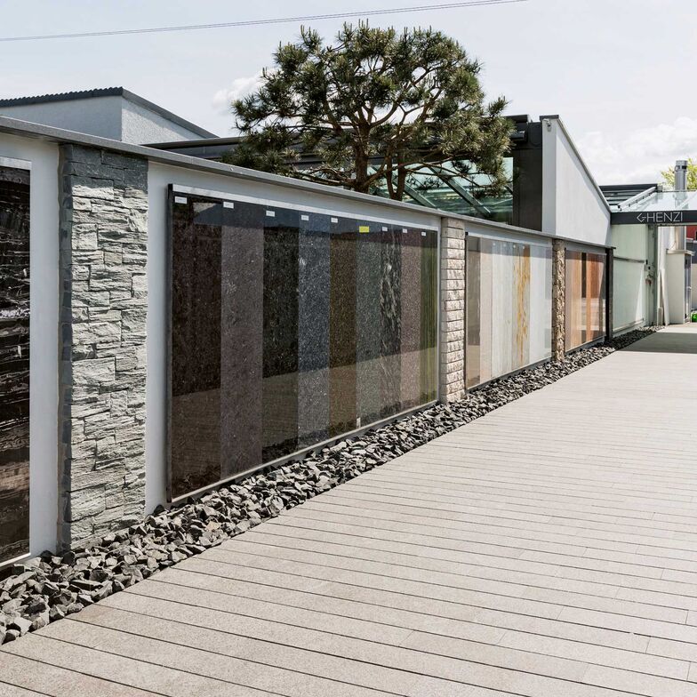 Rechts und links der Stone-Allee präsentieren sich grossflächige Natursteinplatten. Und vermitteln in ganzer Grösse ihre Schönheit.