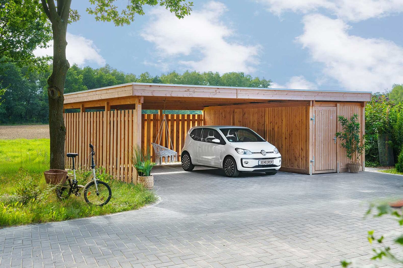 So individuell wie jedes Haus kann auch der dazu passende Carport sein. Ob luftig-leicht, natürlich-rustikal oder städtisch-modern: Vom Einsteigermodell bis hin zur exklusiven Spezialanfertigung bietet Tomwood den passenden Schutz fürs Auto. Erhältlich sind Einzel-, Doppel- oder gar Mehrfachcarports. Optional kann der Autounterstand mit einer Anbaukammer, Seitenwänden, Dachbegrünung oder hoher Ausführung für Wohnwagen gefertigt werden. www.tomwood.ch