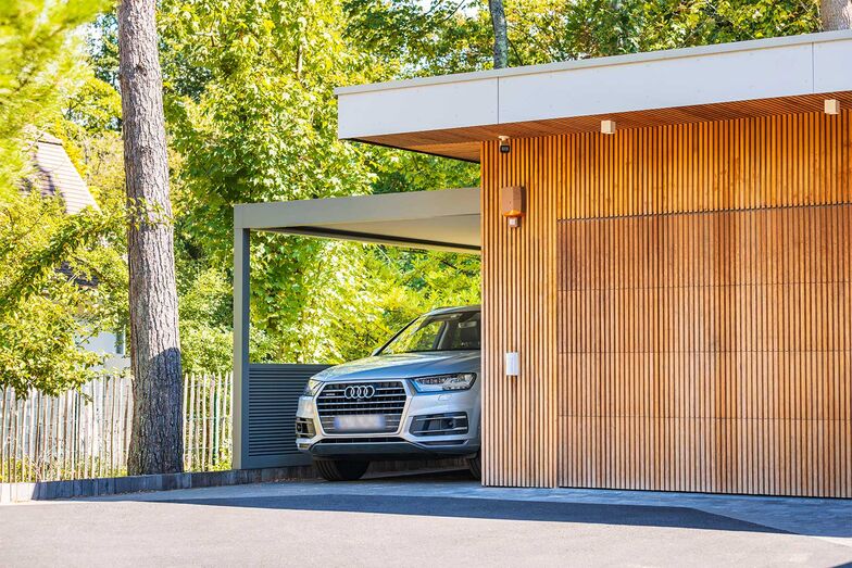 Wer sein Auto liebt, der hegt es und pflegt es – und sichert ihm einen ganz besonderen Platz. Das Modell «Canvas» aus der Kollektion «Algarve» von Renson bietet sich als Terrassendach, Markise und eben als Carport an. Das Geheimnis ist das feste, robuste Dach, das aus zwei Schichten besteht: aus einem widerstandsfähigen Oberdach aus weiss lackierten, profilierten Stahlplatten inklusive einer Antikondensationsschicht und aus einem ästhetischen Unterdach, das mit einem gespannten Tuch mit Reissverschlusstechnik ausgestattet ist. Für dieses kann aus acht unterschiedlichen Farbtönen gewählt werden. www.renson.net