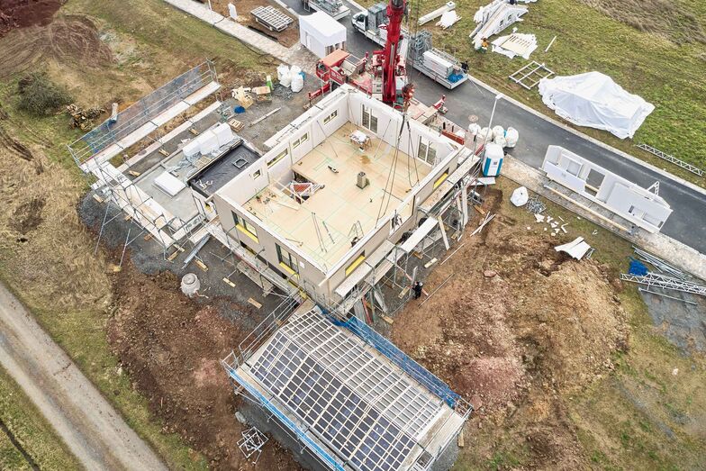 Im Werk vorgefertigte Elemente werden vor Ort verbaut. Foto: Baufritz