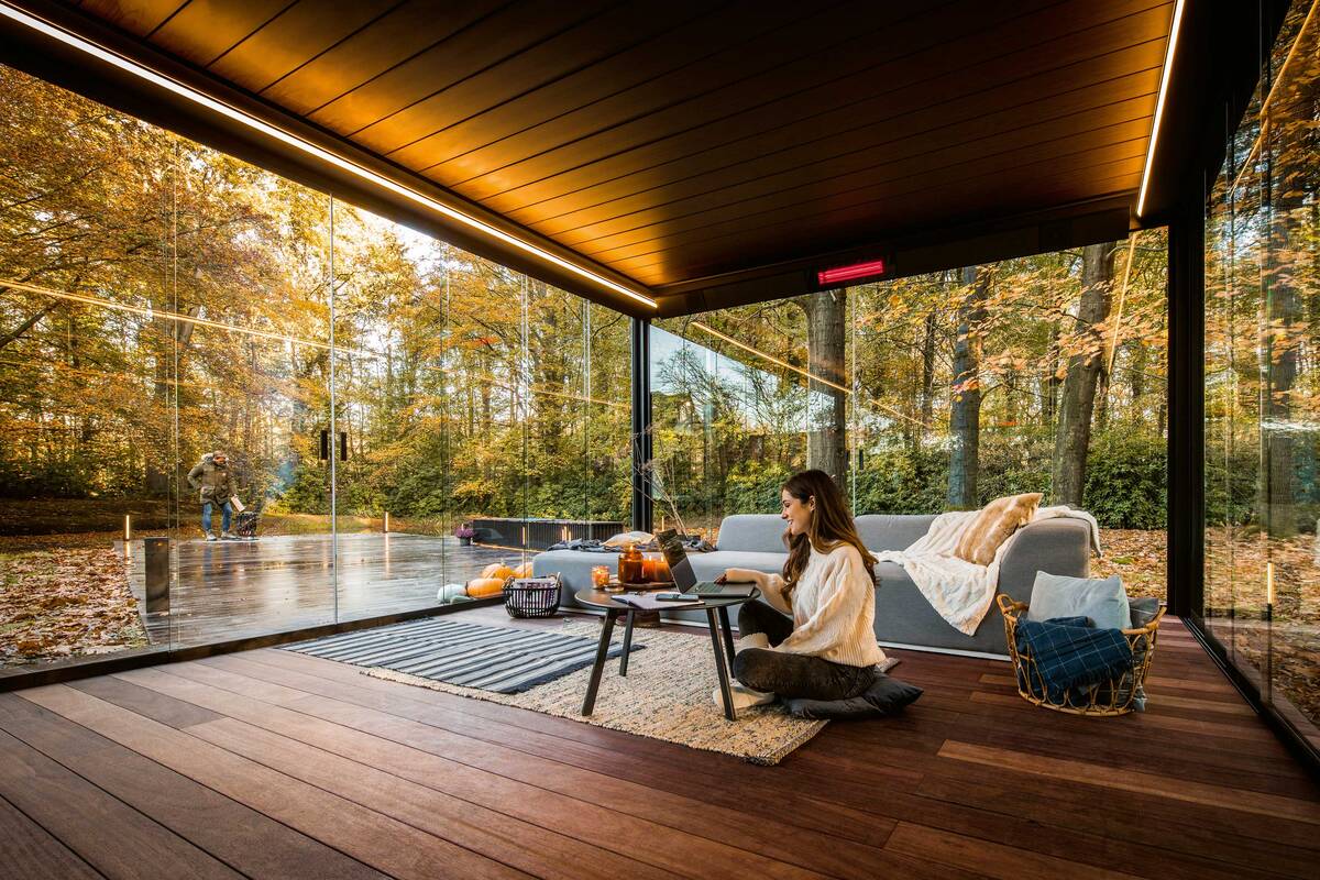 Möglichst viel frische Luft, und wenns ungemütlich wird, das Lamellendach und die Glasschiebewände schliessen: Die «Outdoor-Living»-Lösungen von Renson lassen alle Optionen offen. LED-Leuchten, Heizelemente und Lautsprecher können auf Wunsch integriert werden. Renson.