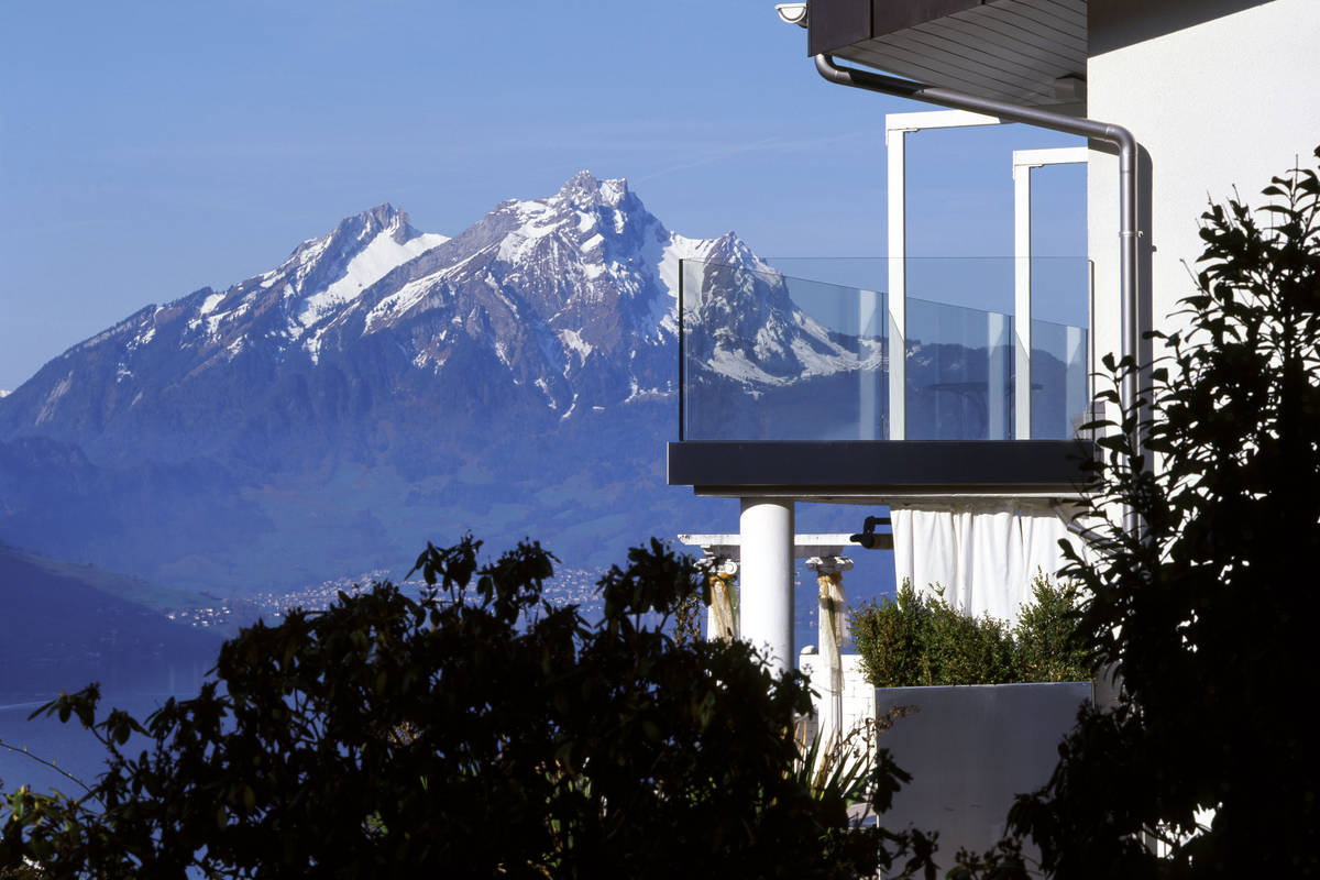 Eine Balkonbrüstung aus Glas bringt den nötigen Schutz, ohne die Aussicht zu verbauen. Glas Trösch.