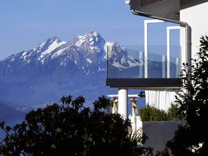 Eine Balkonbrüstung aus Glas bringt den nötigen Schutz, ohne die Aussicht zu verbauen. Glas Trösch.