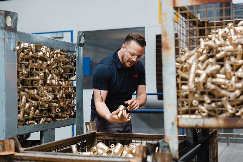 Bei dem zertifizierten Hersteller wird jede Armatur in den einzelnen Abschnitten des Produktionsprozesses mehrfach durch geschulte Mitarbeitende geprüft.