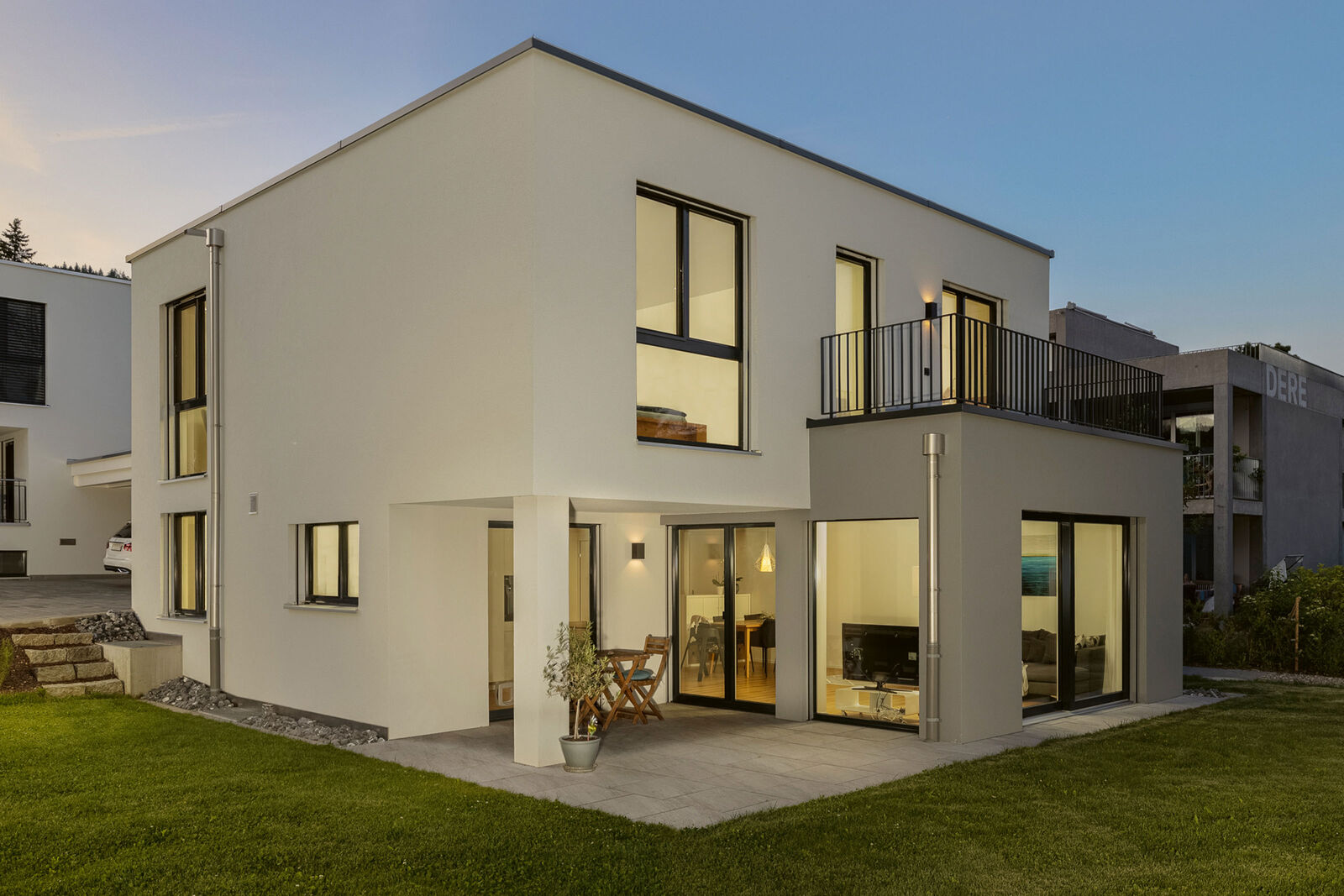 Von aussen überzeugt das Haus mit moderner Architektur. Vom Wohn- und Kochbereich gelangt die Familie direkt auf den wind- und wettergeschützten Sitzplatz.
