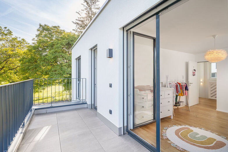 Über dem Wohnraum, der aus dem Grundriss wie ein Erker herausragt, ist eine Terrasse entstanden.