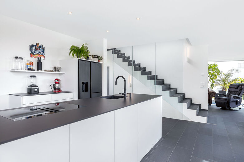 Der moderne Innenausbau verleiht dem Haus ein gross­zügiges Ambiente.