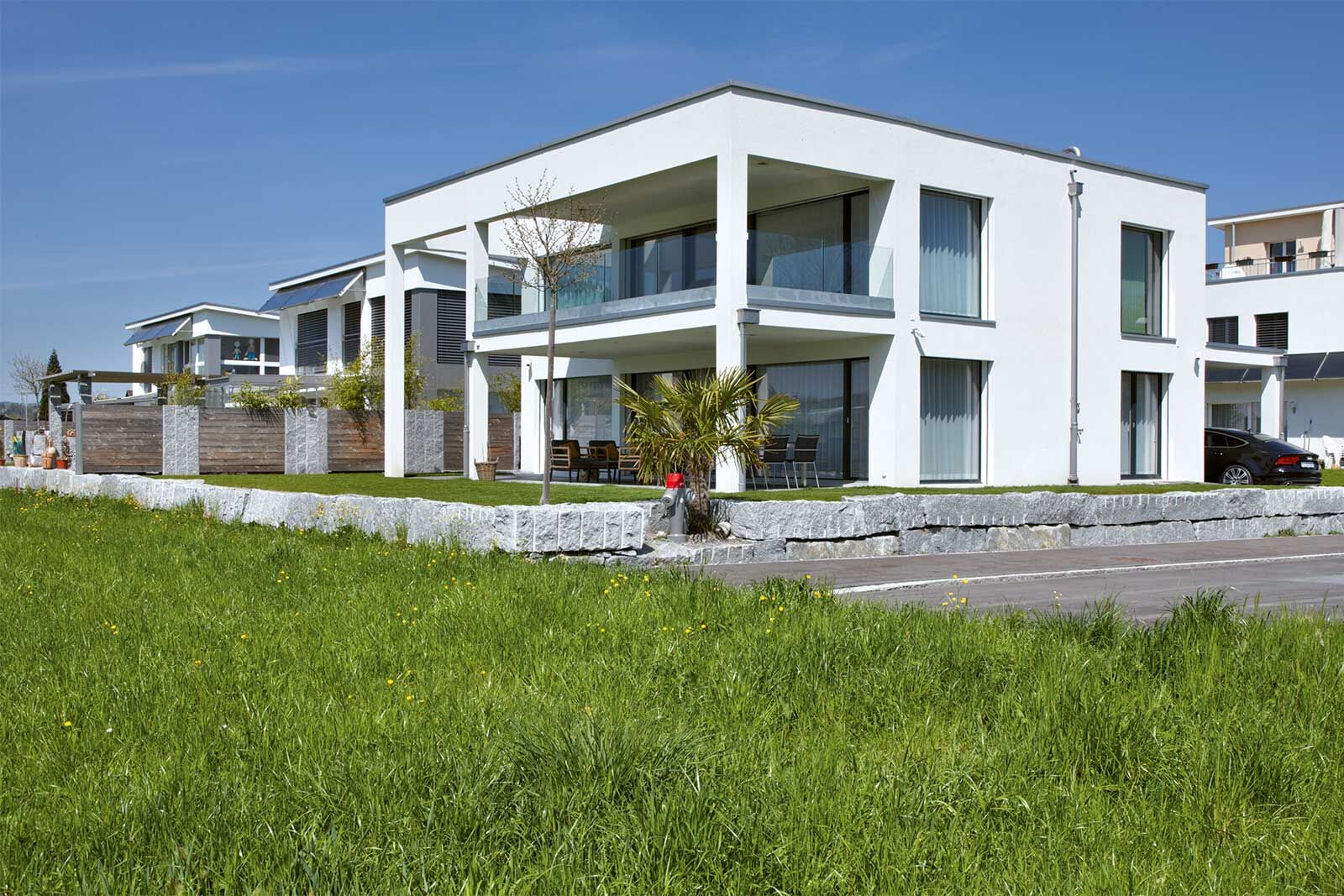 Als Teil einer Siedlung ist das Eckhaus vollkommen individuell und eigenständig gebaut.