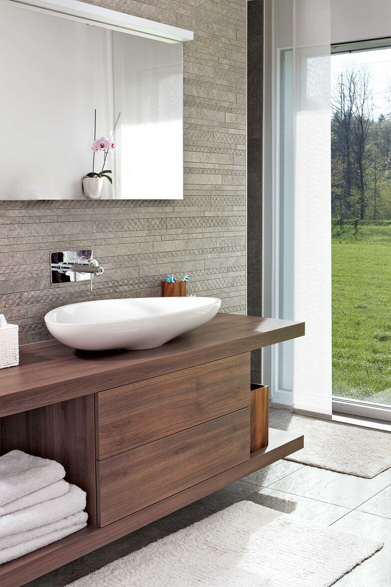 Holz und Stein im Bad, eine edle Kombination.