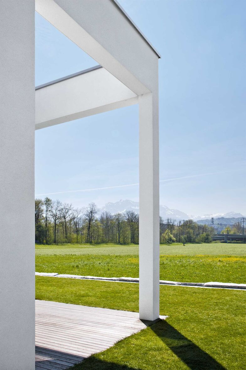 Die Säulen betonen den eleganten Charakter des Aussensitzplatzes.