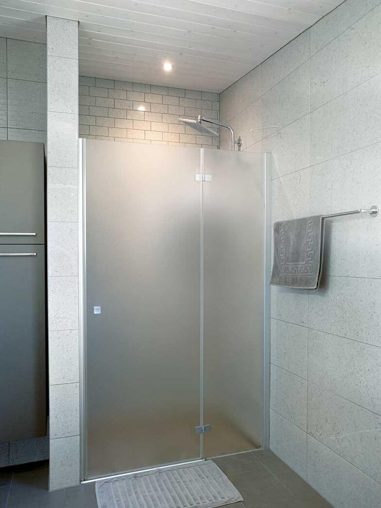 In der schwellenlosen Dusche mit Regenbrause lässt es sich herrlich entspannen.