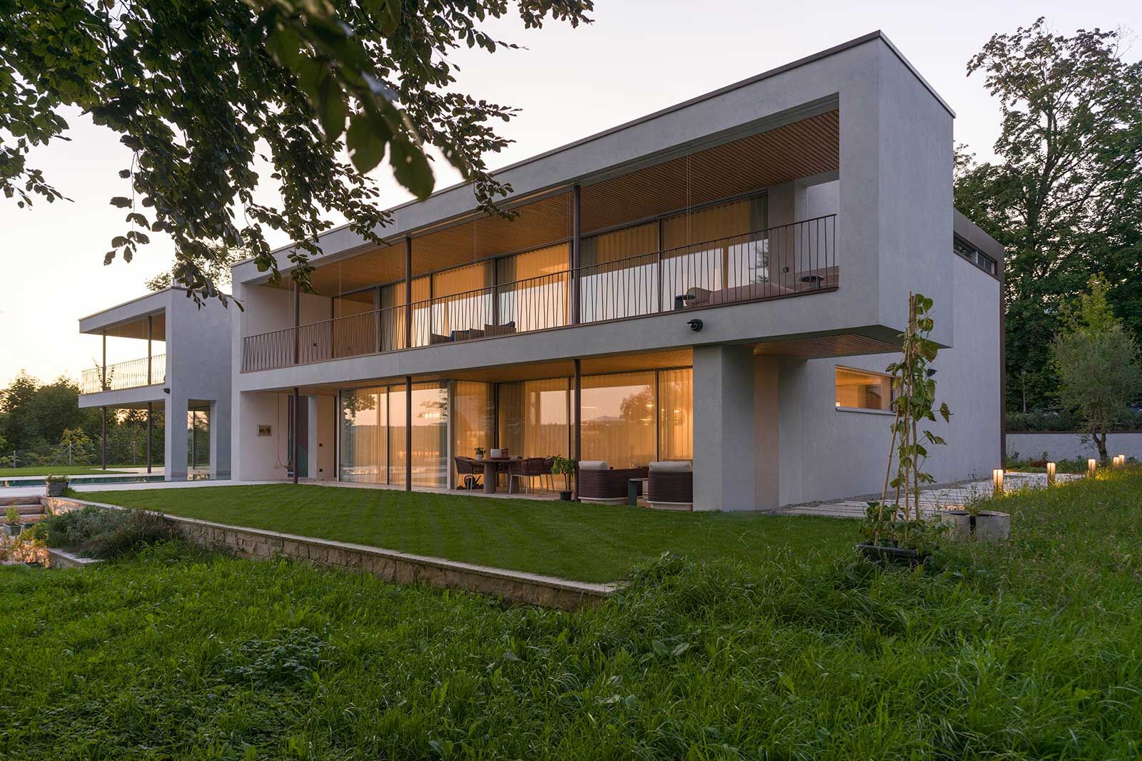 Die Zweifamilienvilla wurde von SSM Architekten konzipiert.