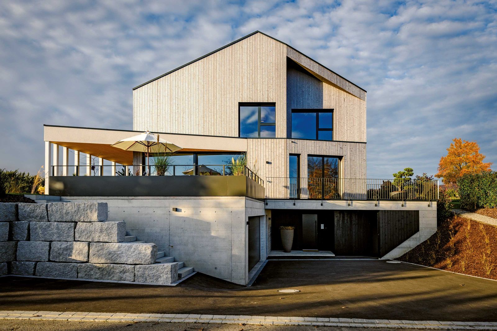 Die Knicke in der Fassade sorgen für optische Spannung.