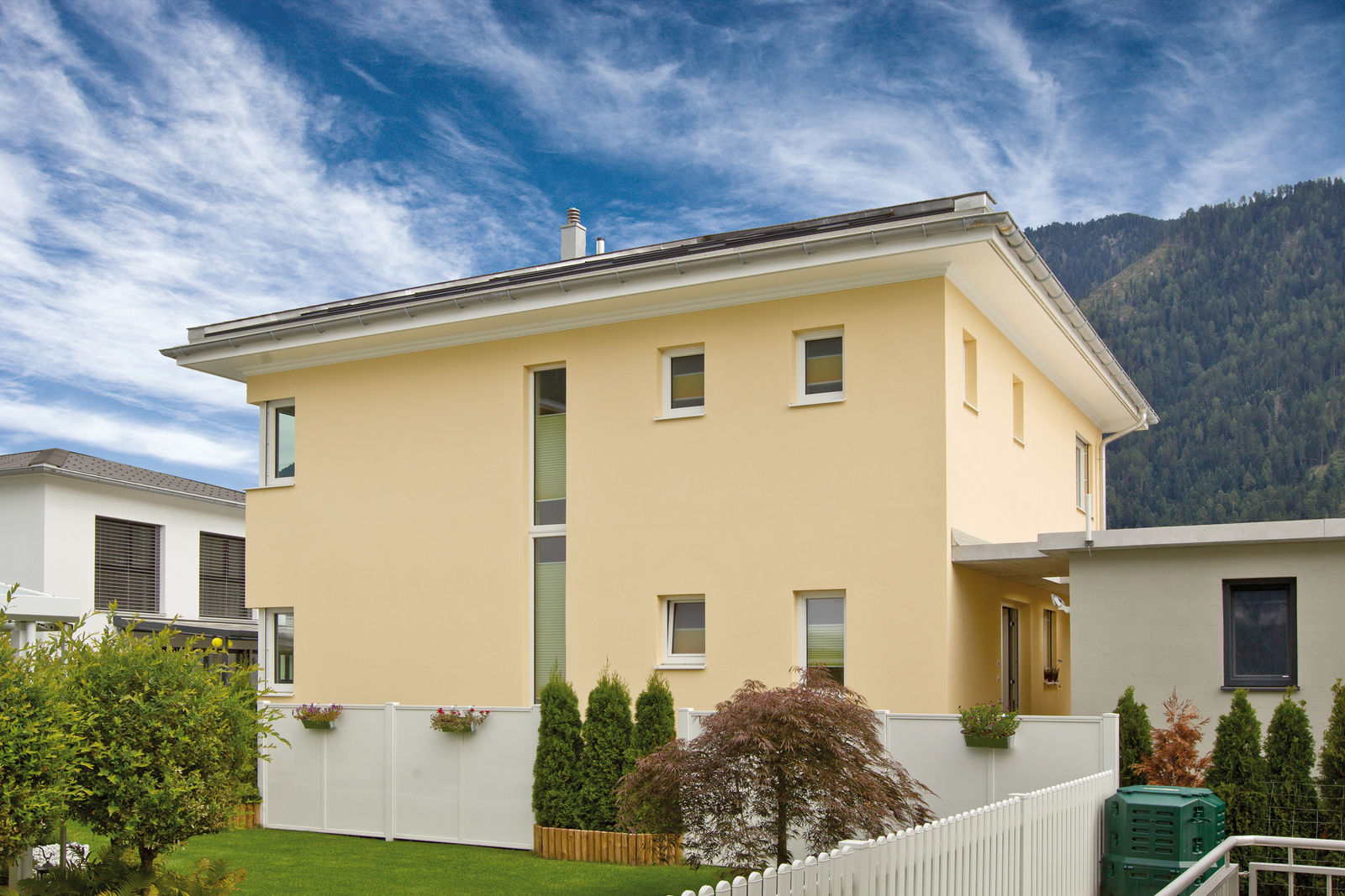 Das Musterhaus in Domat/Ems ist ein Plusenergie-Haus. Es bietet hohen Wohnkomfort bei möglichst niedrigem Energieverbrauch.