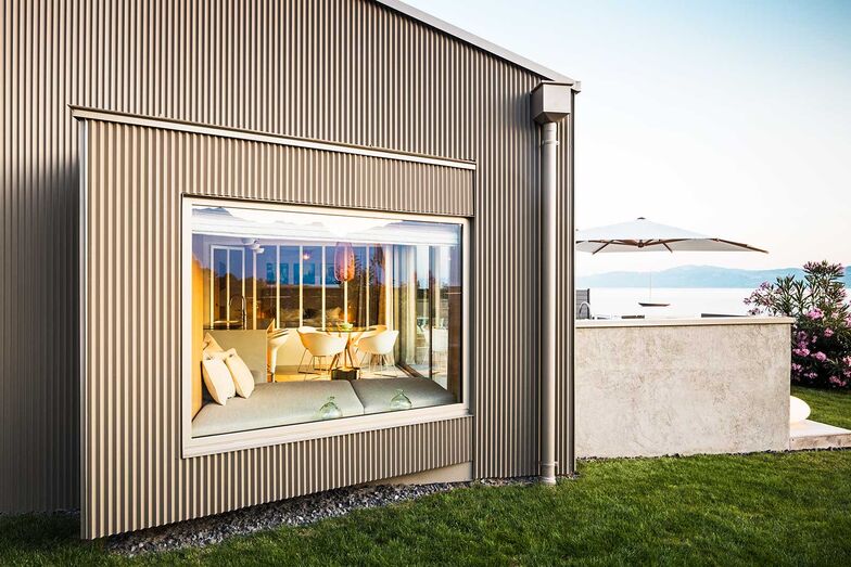 Aussergewöhnlich gestaltet ist der fast dreieckige Erker mit dem grossen Fenster. Er dient als Sitzecke und ist zugleich Schlafplatz für Gäste.