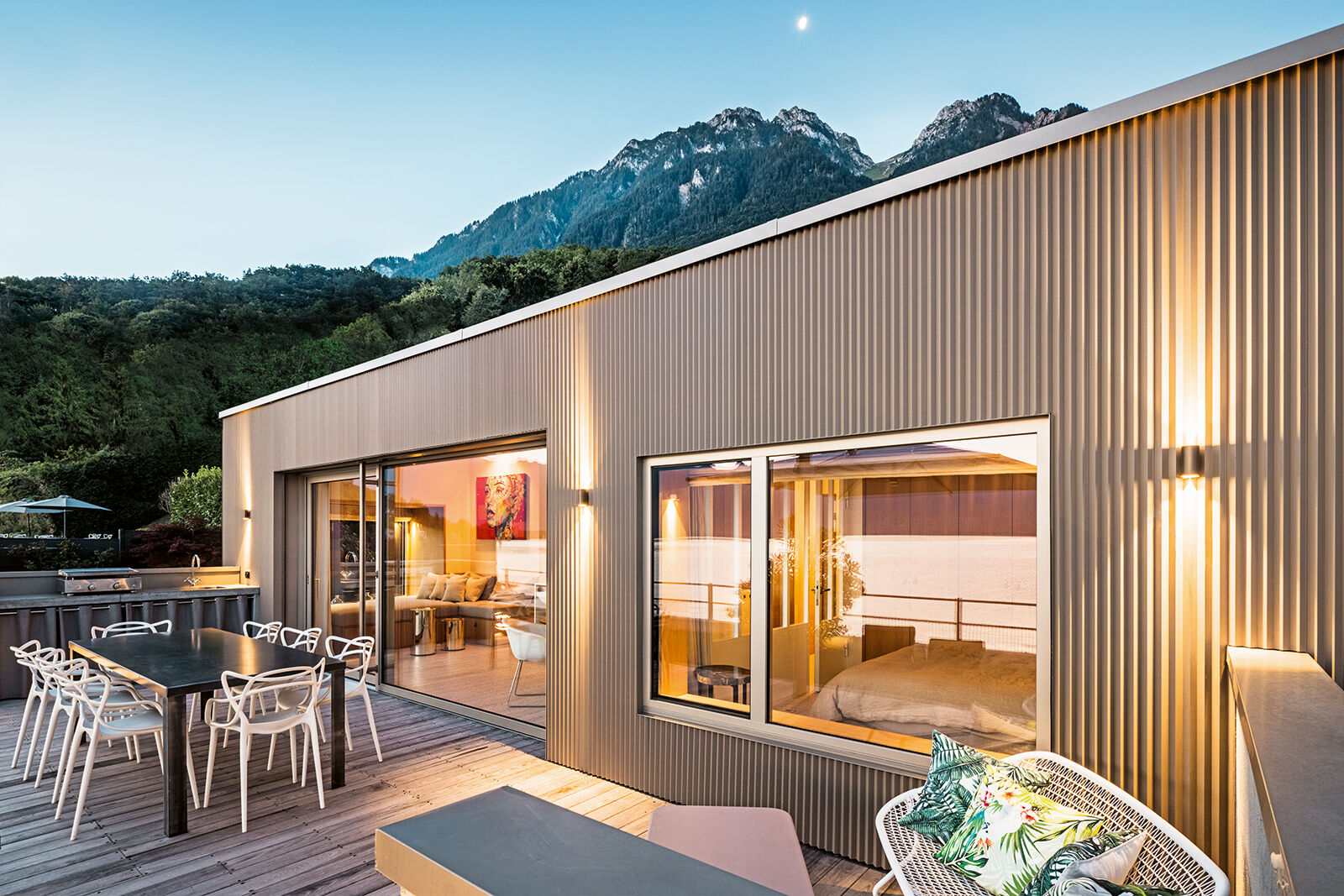Die Fassade mit der bronze­farbenen, gezackten Aluminiumverkleidung sieht charmant aus und bildet zugleich eine ­langlebige Hülle, die Sonne, Wind und Wetter zu jeder Jahreszeit standhält.