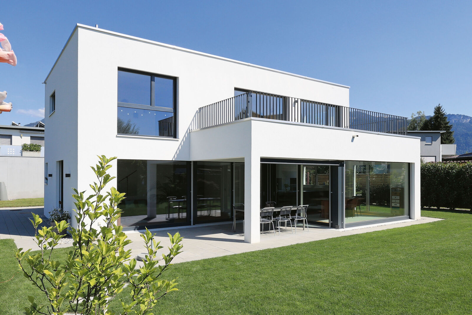 Mit dem Hauskonzept «Mea» hat Kobelt ein modernes Einfamilienhaus geschaffen, bei dem die Wünsche der Bauherrschaft und die Eigenheiten des Baulandes berücksichtigt sind.