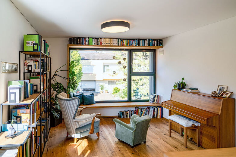 Im Korridor ist eine gemütliche Bibliothek eingerichtet. © floco.ch