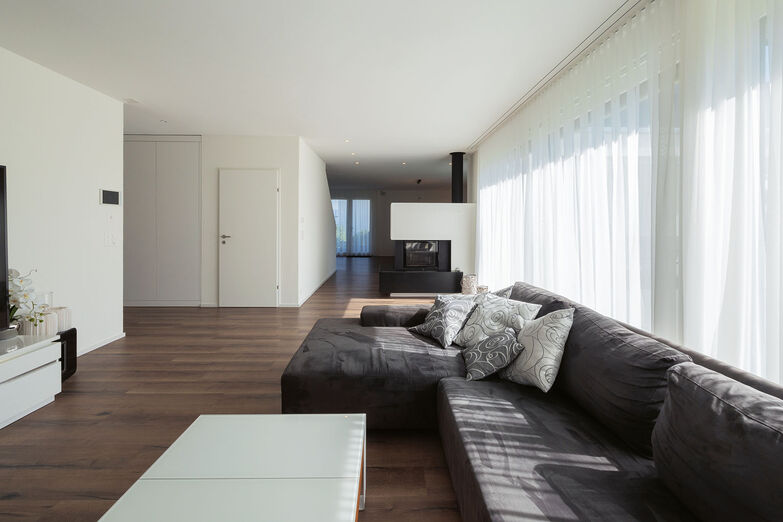 Bodentiefe Fenster bringen Licht ins Haus.