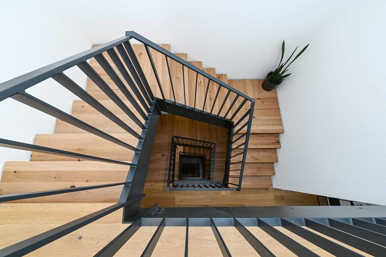 Der Blick durchs Treppenhaus vermittelt Transparenz und Raumtiefe.