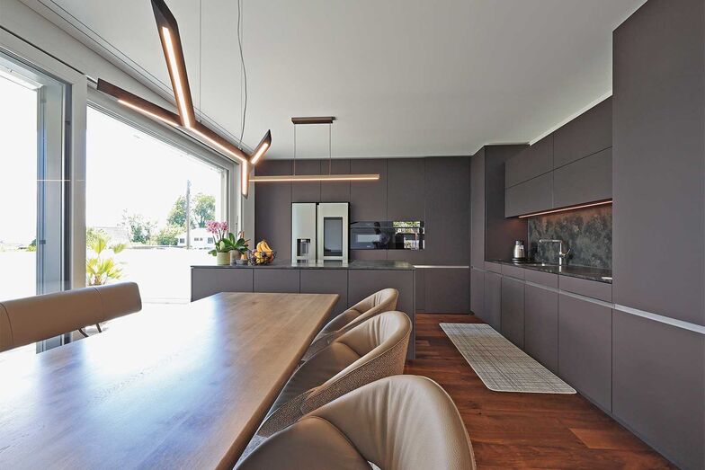 Verstecktes Reduit: Der Zugang zum Vorratsraum ist im Schrank integriert.