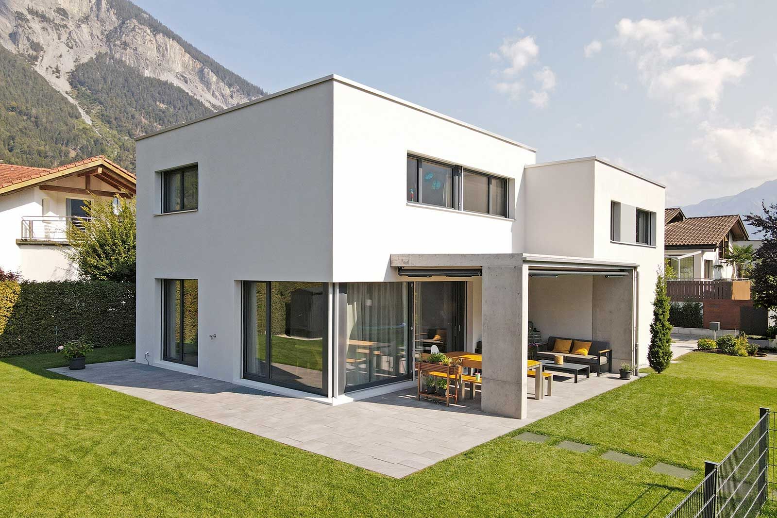 Der Versatz der beiden Kuben gleicht das leichte Gefälle des Terrains aus und schafft dennoch eine klare Architektur.