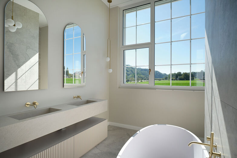 Die goldenen Wasserhähne setzen Akzente im Haus.