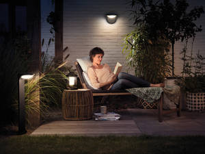 Energiewende im Garten: Unter dem Namen «myGarden Solar» bietet Philips eine Grossfamilie von Gartenleuchten, die mit Sonnenenergie arbeiten. Sie spenden warmweisses, funktionales Licht für Eingangs-, Aufenthalts- oder Wegebereiche im Aussenraum. Die wetterfeste Wandleuchte «Dusk» ist Teil eines umfangreichen Sortiments mit vielen Varianten in Form und Farbe. Neben Wand- und Deckenleuchten gibt es auch mobile Bodenspiesse in verschiedenen Höhen. Philips Lighting Switzerland.