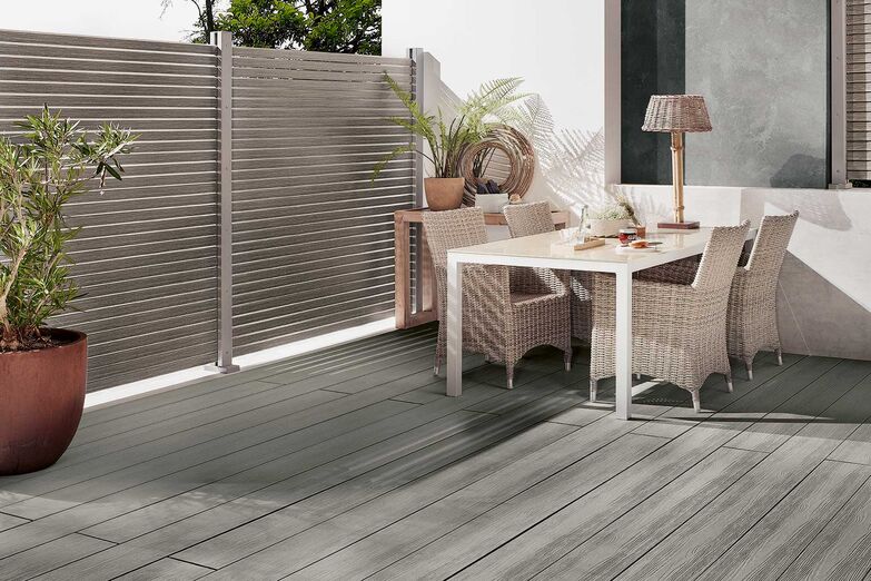 Privatsphäre: Ein bisschen Privatsphäre muss sein. Mit dem Sichtschutz «System Rhombus» haben fremde Blicke in den eigenen Garten oder auf die Terrasse keine Chance. Der stillvolle Sichtschutz besteht aus Metall und ist dementsprechend robust. Beim Design hat man die Wahl zwischen Silber, Anthrazit, Weiss und Holzdekoren. Weitere Vorteile: Verschmutzungen lassen sich ganz einfach abwaschen und auch die Farbe kann nicht abblättern. www.tomwood.ch