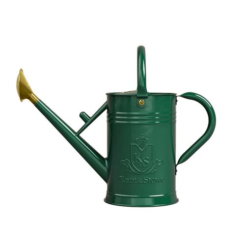 Eyecatcher und zuverlässiges Werkzeug für die tägliche Pflanzenbewässerung: die dunkelgrünen 4,5- und 9-Liter-Giesskannen. Kent & Stowe über www.seramis.com