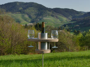 Mit der «Vino-Theke Duett» aus massivem Eichenholz und mattem Edelstahl stehen Gläser und Flaschen immer im Lot. Mit dem höhenverstellbaren Standbein lässt sich der Serviertisch, der in einer Manufaktur im Schwarzwald produziert wird, flexibel einsetzen. Vino-Theke.
