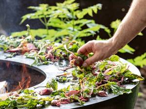 Der Feuerring, das Urstück, macht das Lunchen und Dinieren im Freien zum Fest – jedes Mal wieder neu. Er ist mehr als eine Feuerstelle, Grill, Tepan Yaki… Er ist ein Kunstwerk mit Seele, eine Skulptur mit Persönlichkeit, die kulinarischen und geselligen Freuden keine Grenzen setzt. Feuerring.