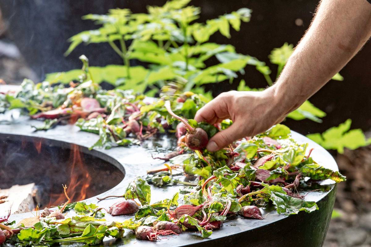 Der Feuerring, das Urstück, macht das Lunchen und Dinieren im Freien zum Fest – jedes Mal wieder neu. Er ist mehr als eine Feuerstelle, Grill, Tepan Yaki… Er ist ein Kunstwerk mit Seele, eine Skulptur mit Persönlichkeit, die kulinarischen und geselligen Freuden keine Grenzen setzt. Feuerring.