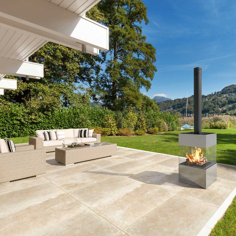 Der swissfirecube closeline bietet bei Wind und Wetter uneingeschränkte Sicht auf das Feuer.