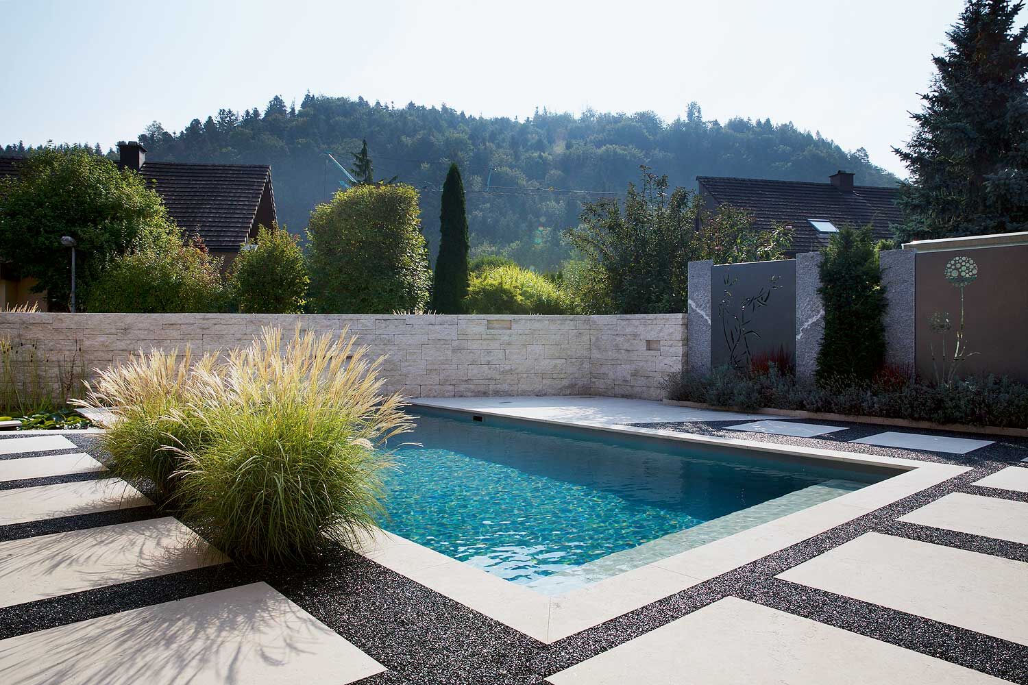 Trotz spezieller Platzverhältnisse wurde hier ein SwissBioPool zum Mittelpunkt. Mit Sichtschutz zur Strasse und neuer Gartenumgebung. Konzept/Umsetzung: the naturalpoolguy gmbh, Hinwil. Foto: Rado Varbanov.
