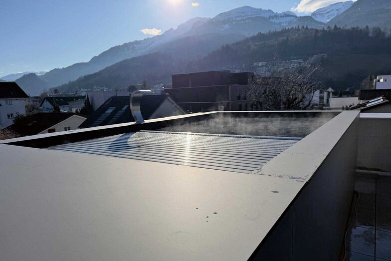 Die Becken mit hochwertiger Oberfläche aus Polypropylen werden in der Schweiz gefertigt – auch kompakte Varianten, die sich ideal als Mini-Pool im Garten oder auf der Terrasse eignen.
